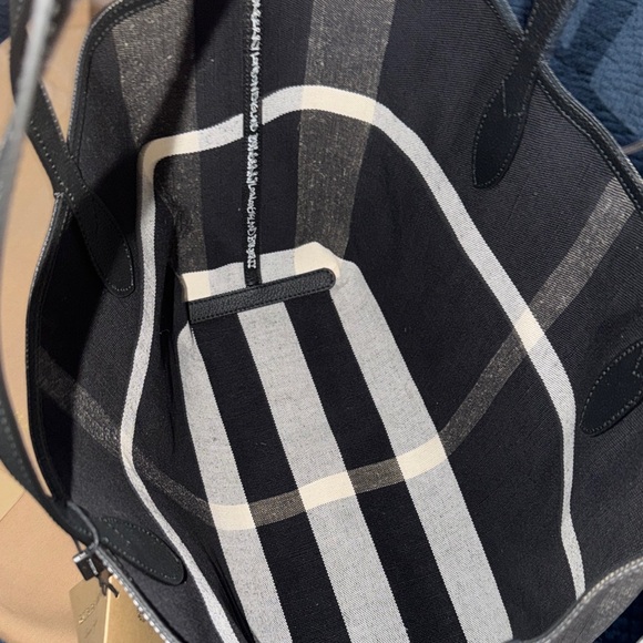Burberry Black and Cream Plaid Tote Bag “Doodle tote” REVERSIBLE 🔄 - Picture 4 of 6
